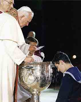 Jean-Paul II baptisant un catéchumène lors de la veillée des JMJ de Paris en 1997